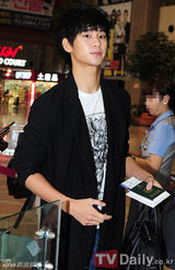 组图：金秀贤赴日宣传《月亮怀抱太阳》