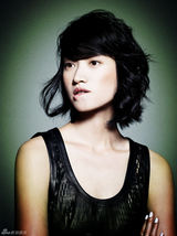 组图：沈佳妮庆生拍时尚大片 黑衣风格有腔调