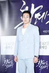 独家：《为了皇帝》首映 李民基朴成雄帅气亮相