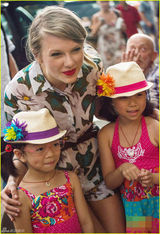 组图：斯威夫特热裤秀美腿 与小粉丝合影甜笑