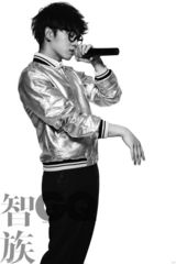 组图：华晨宇曝鬼马写真 黑白西装潮范十足