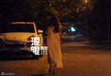 组图：姚笛深夜与友人泡吧 吞云吐雾解忧愁