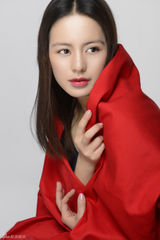 组图：王力可红色主题大片 浅笑俘获众人心