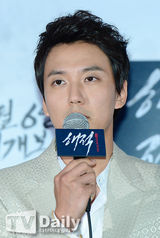 组图：韩星孙艺珍出席试映 贴身短裙超性感