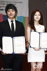 组图：白珍熙优雅白裙赛仙女 与吕珍九同任宣传大使