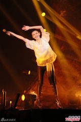 组图：孙燕姿演唱会紧身裤玩倒立 牵手张学友