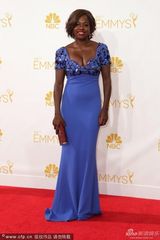 组图：维奥拉-戴维斯深V蓝裙亮相艾美红毯