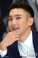 组图：Super Junior回归在即 发布会大展搞怪本能引爆笑