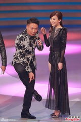 组图：港姐佳丽变身黑裙女战士 秀修长美腿