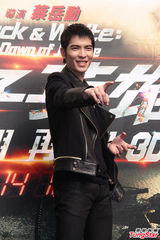 组图：萧敬腾神速写《痞子2》主题曲  张钧甯蔡岳勋揭幕海报