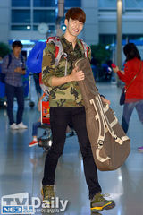 组图：UEE与Niel赴迪拜拍摄《丛林法则》