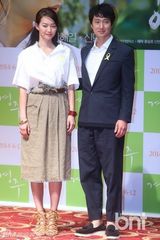 组图：《庆州》申敏儿朴海日低调亮相发布会