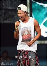 组图：f(x)首秀新歌 海盗造型冷艳性感