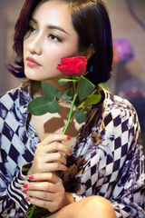 组图：瞿颖最新写真优雅大气演绎魅惑女人