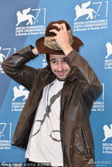 组图：《肮脏生活》伊沙贝拉拥抱里卡尔多