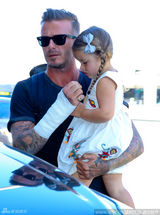 组图：小贝受伤仍单手抱女 小七害羞捂脸萌翻