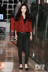 组图：KARA具荷拉秀纤细小腿 甜笑捂嘴