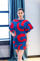 组图：王菲亮相品牌秀帅气十足 那英端庄典雅