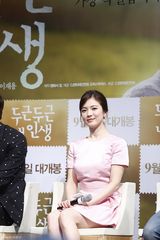 组图：宋慧乔粉嫩宣传新片 短裙落座险走光