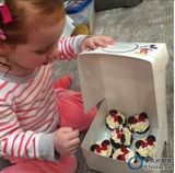 组图：澳洲2岁大眼萝莉奢靡生活照 直升机代步