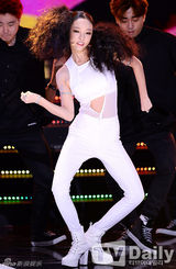 组图：韩团Kara发布会 露脐白衣性感十足