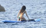 组图：蕾哈娜穿比基尼泛舟 水中央撅翘臀扯内裤