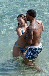 组图：乳神凯莉-布鲁克比基尼秀巨波 与男友海中戏水