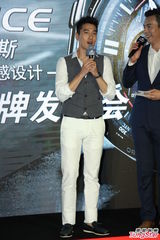 组图：赵又廷高圆圆好事近 情侣档抵沪分开捞金