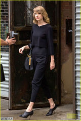 组图：斯威夫特黑衣劲装 秀修长美腿