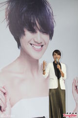 组图：朱丹新店开张男友缺席 暂时无结婚计划