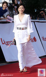 组图：李宝英白裙素雅显身段 比V卖萌戒指闪