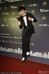 组图：林俊杰4度入围金曲终封王 激动连吻奖杯