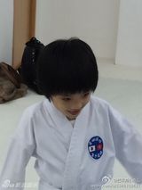 组图：吴镇宇爱子费曼学空手道 认真帅气