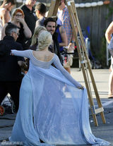 组图：乔治娜神还原冰雪女王角色 蓝裙仙气十足