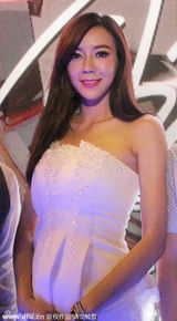 组图：周韦彤夜店频拉胸衣不雅 遭男嘉宾偷瞟