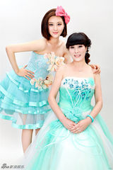 组图：甘露母女清新写真 妈妈年轻似姐妹