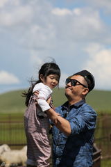 组图：爸爸2张亮黄磊拼厨艺 萌娃草原比摔跤