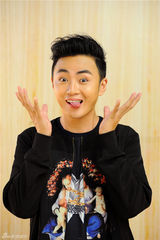 组图：余少群卖萌玩不停 霸气皇帝变萌神