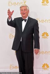 组图：《广告狂人》罗伯特-莫尔斯现身艾美红毯