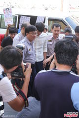 组图：柯震东北检报到全程低头 遭围堵寸步难行