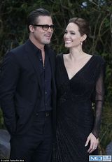 组图：皮特朱莉情侣装恩爱亮相 牵手深情对望