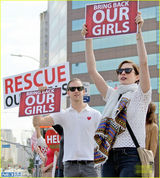 组图：海瑟薇与老公现身街头 声援被绑架女学生