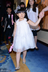 组图：吴京谢楠婚礼甜蜜亲吻 新娘有孕秀鸽子蛋