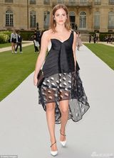 组图：比美！艾玛回眸浅笑章子怡开怀大笑