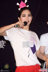 组图：S.H.E开唱大开黄腔 单身HEBE大喊“摄我”