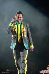 组图：杜德伟演唱会后激吻妻子 拒邀旧爱上台