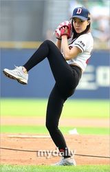 组图：Rainbow佑丽胜雅任棒球赛开场嘉宾