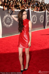 组图：雪儿-劳尔德红裙亮相 俏皮中显优雅