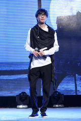 组图：许嵩新专《不如吃茶去》发布 黄龄助阵