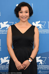 组图：威尼斯评委陈冲亮相 深V连衣裙性感复古